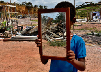 Data: 25/09/2019 - ES - Vila Velha - Pessos desmontam suas casa após serem despejadas - Oficiais de justiça e polícia militar cumprem a reintegração de posse em área da Barra do Jucu, conhecida como Fazendinha Treze, ocupada por cerca de 150 famílias - Editoria: Cidades - Foto: Fernando Madeira - GZ